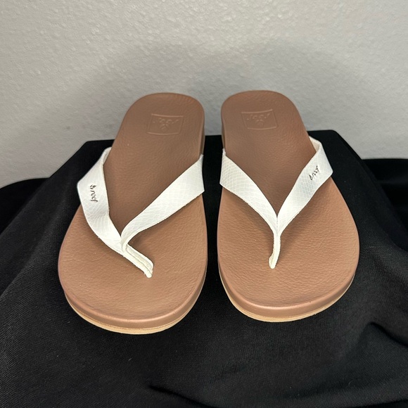 NWOT Reef sandals - Picture 3 of 7